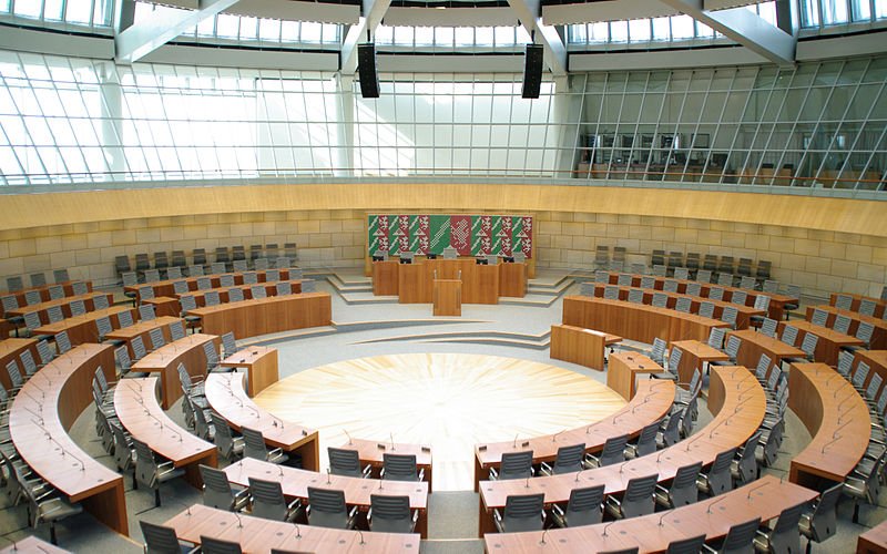 Plenarsaal_Landtag_NRW_by_Moritz_Kosinsky3136 (c) Moritz Kosinsky_Wikipedia